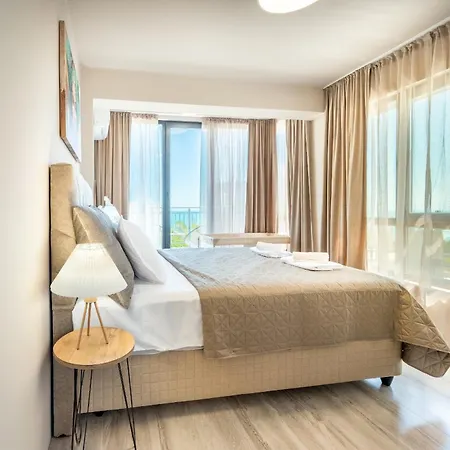 Infinity Sea View Luxury & Free Parking Апартамент *
