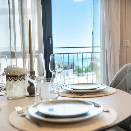 Infinity Sea View Luxury & Free Parking Апартамент *