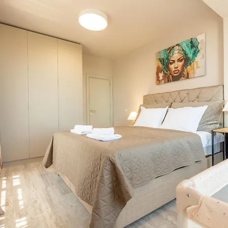 Infinity Sea View Luxury & Free Parking Апартамент